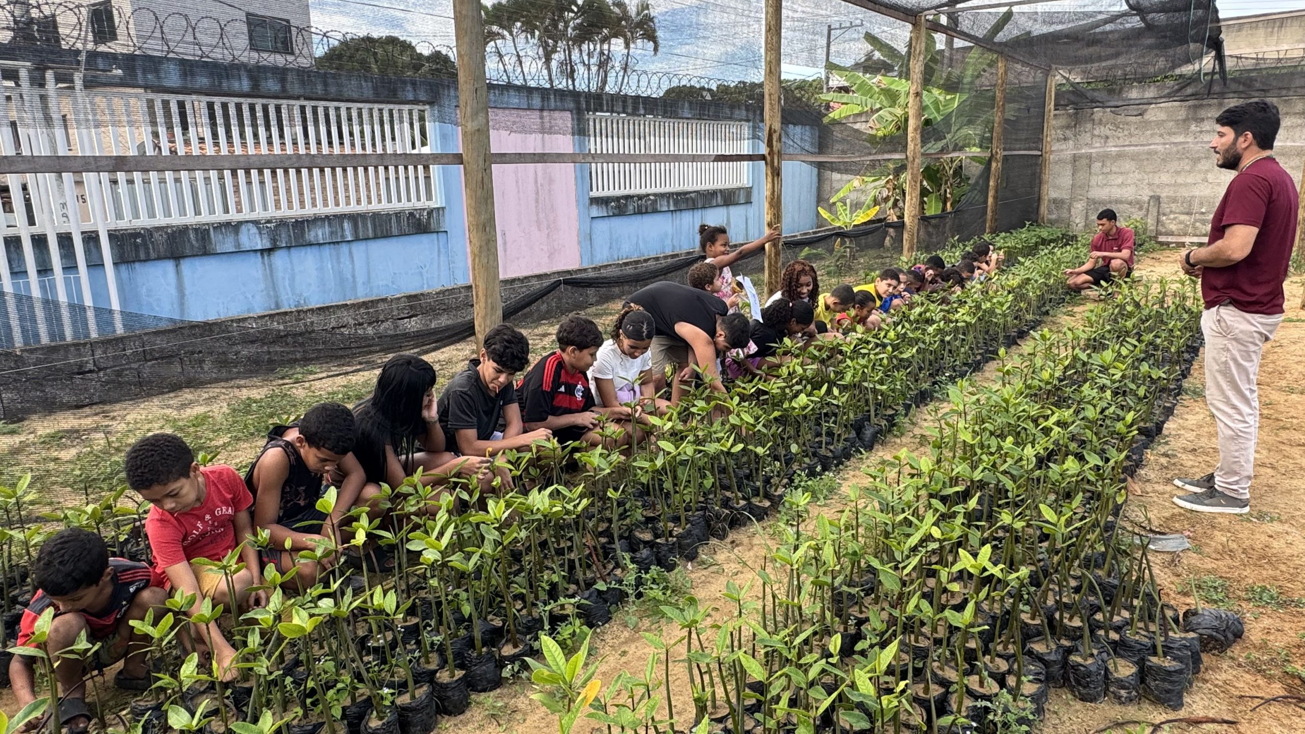 Crianças do bairro Perocão durante oficina de restauração do manguezal na Associação Salvamar