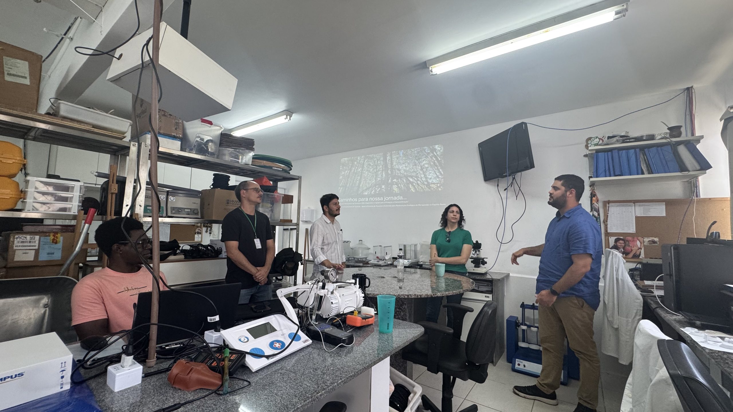 Ramon Moreira de Paula com a equipe do projeto Vozes dos Manguezais