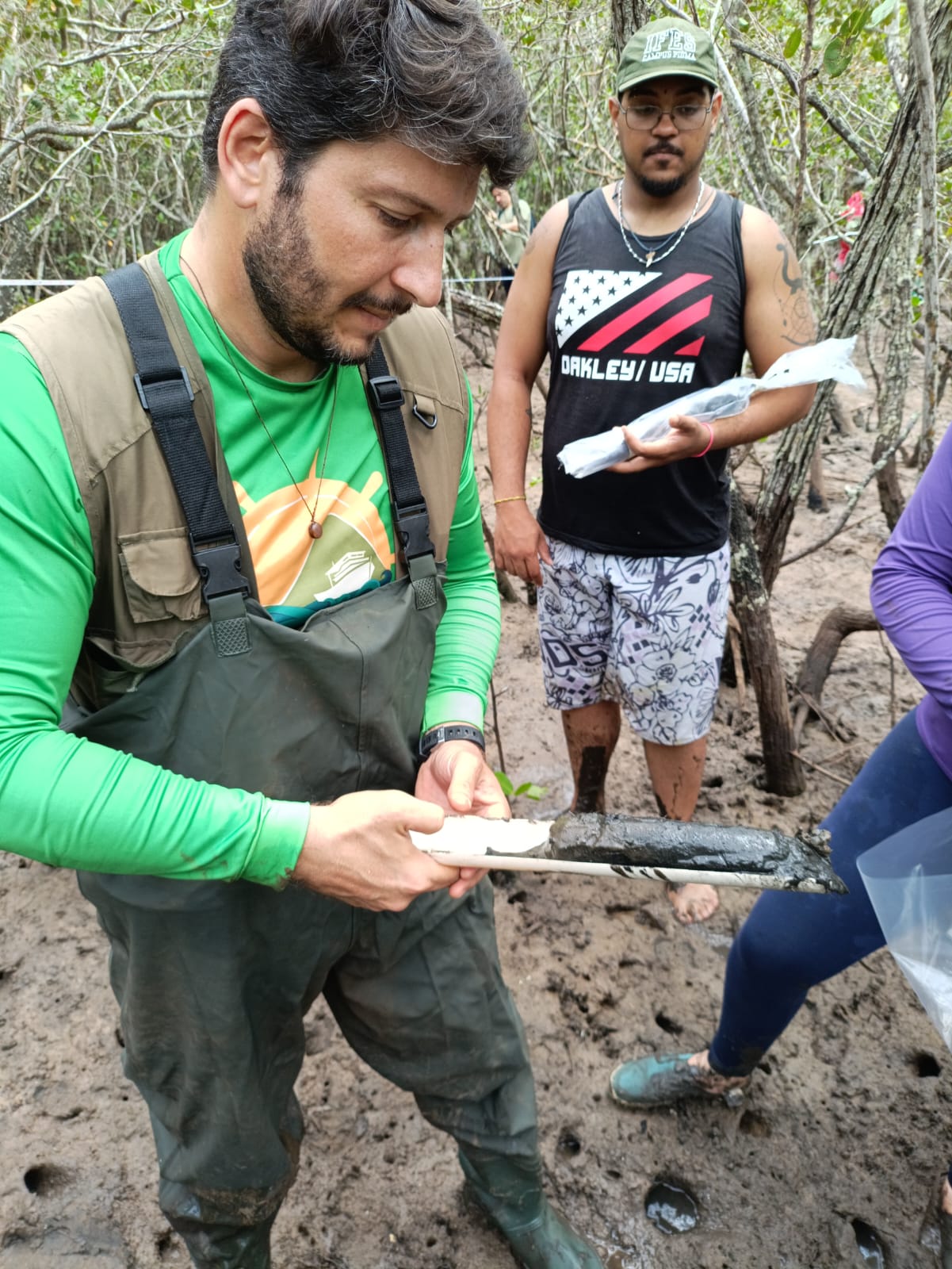 Prof. Marlon Carlos França em coleta de campo nos manguezais de Guarapari